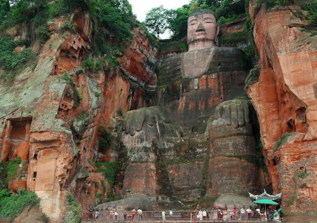 El Gran Buda de Leshan tallado en un acantilado de roca rojiza