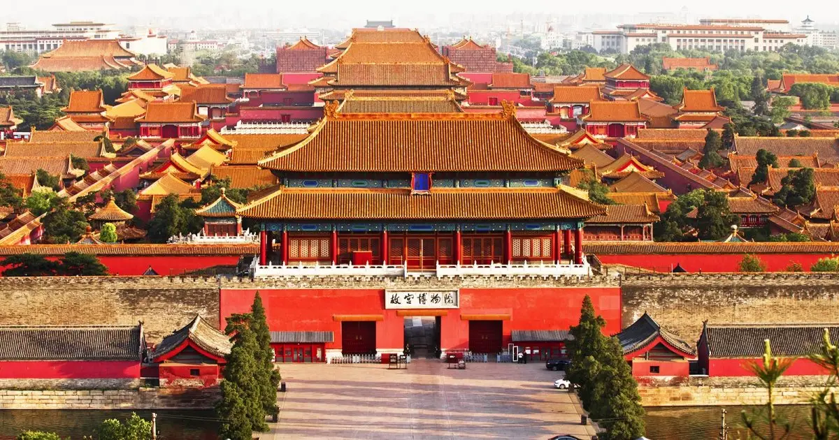 Vista aérea de los tejados rojos y dorados de la Ciudad Prohibida de Pekín