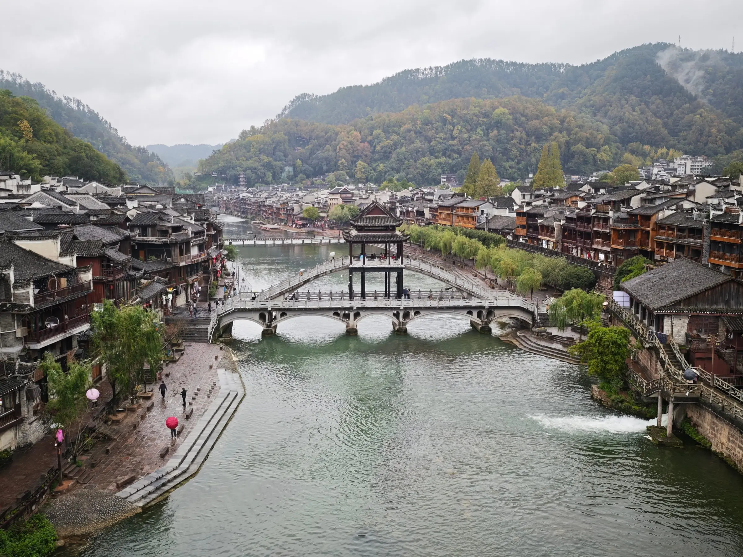 Puentes de piedra sobre el río Tuo entre las casas de madera de la ciudad antigua de Fenghuang