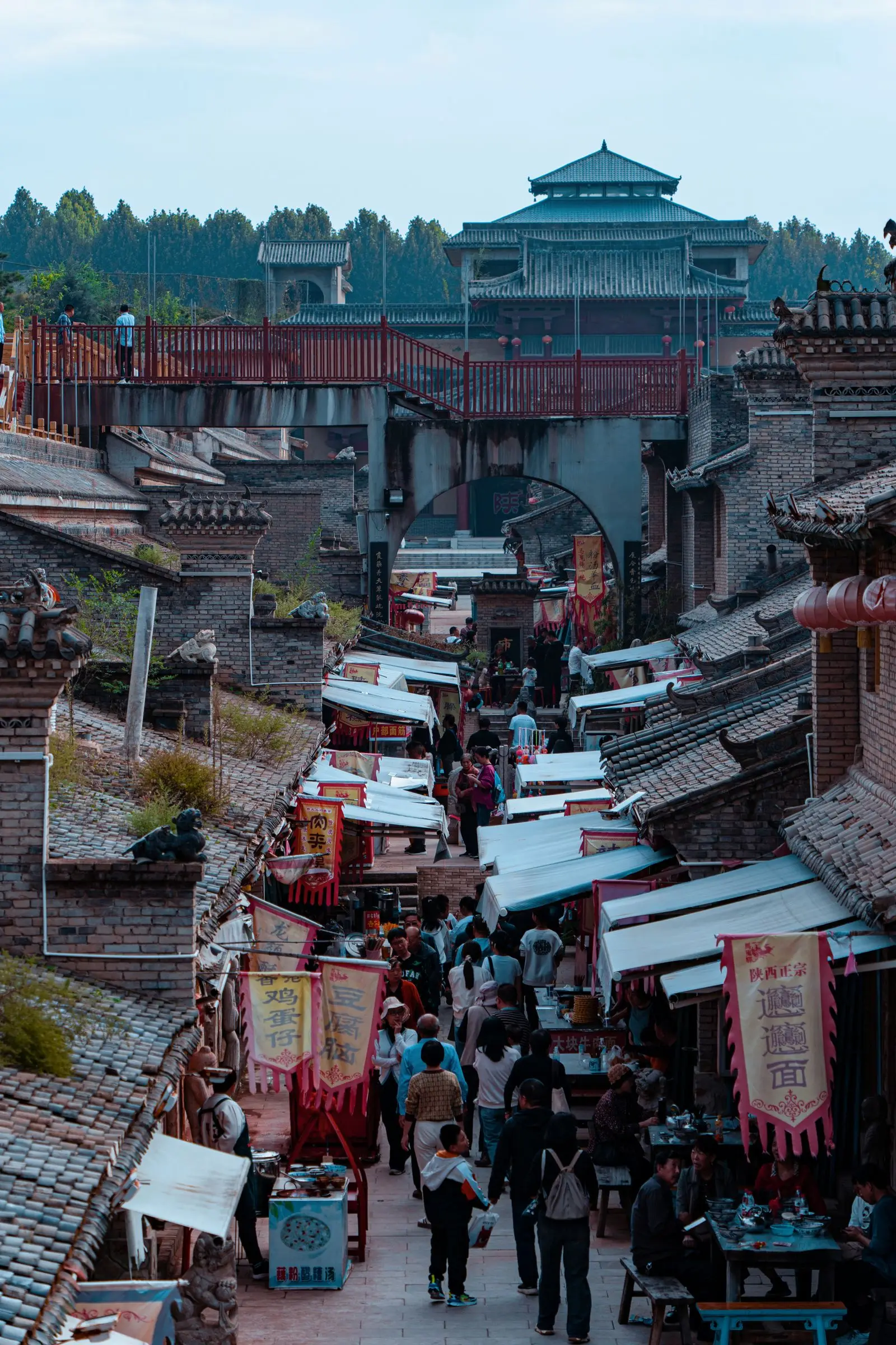Calle de mercado tradicional en un pueblo antiguo chino