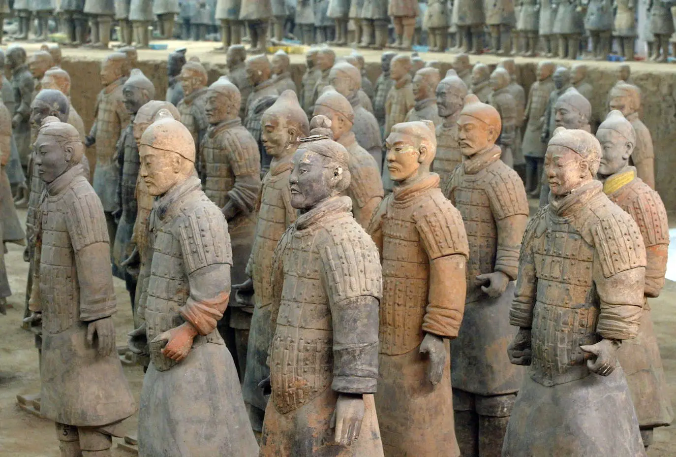 Formación de guerreros de terracota de tamaño real en las fosas de Xi’an