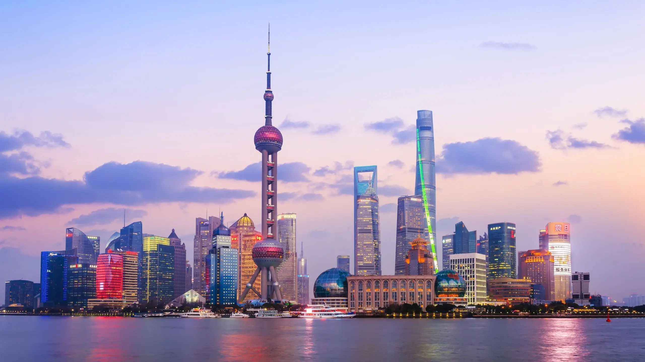 El perfil de rascacielos de Pudong y la torre de la Perla Oriental al atardecer, vistos desde el Bund