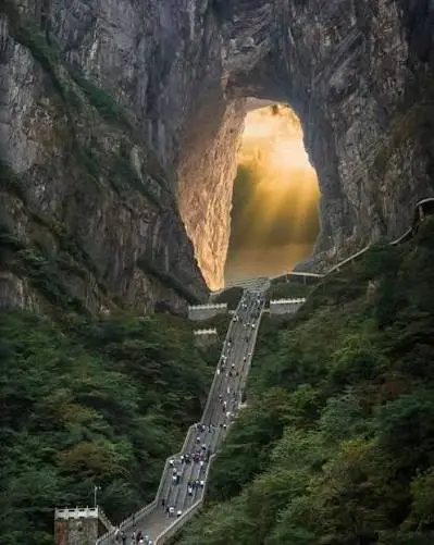 La Puerta del Cielo de la montaña Tianmen, un arco natural con una escalinata que asciende hasta él
